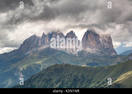 L'Europa, Italia, Trentino Dolomiti. Sassolungo in un giorno di nuvole fotografata dalla Marmolada. Foto Stock