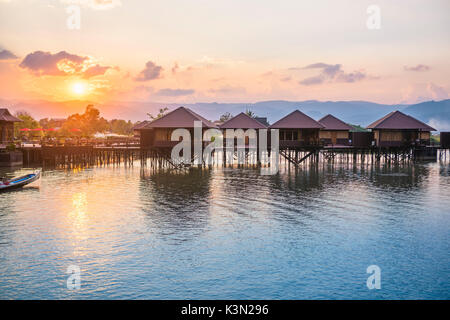 Lago Inle, Nyaungshwe township, Taunggyi distretto, Myanmar (Birmania). Shwe Inn Tha flottante del resort bungalows. Foto Stock