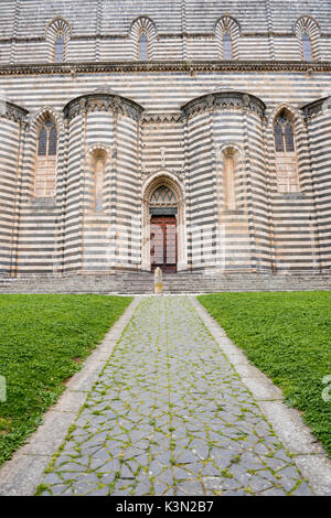 Orvieto Terni Umbria, Italia. L'unico nero e strisce bianche sui lati del duomo di Orvieto di Santa Maria dell'Assumptio. Foto Stock