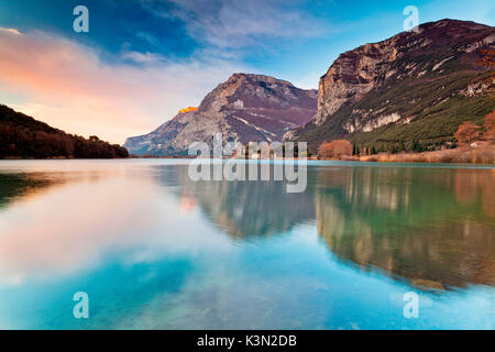 Lago di Toblino, Trentino-Alto Adige, Italia. Il lago di Toblino al sunrise con Castel Toblino al centro Foto Stock