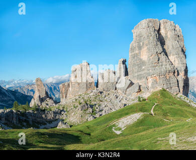 Le Cinque Torri montagne al tramonto in Estate Dolomiti, Veneto, Italia Foto Stock