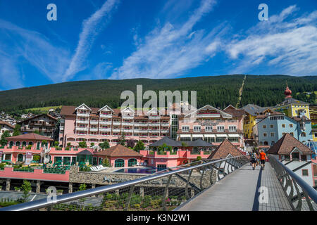 Il comune di Ortisei, famosa per i suoi intagliatori, in estate, Ortisei Val Gardena, Sud Tirolo district, Dolomiti, Italia Foto Stock