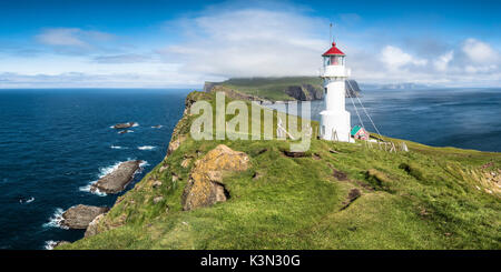 Isola di Mykines, Isole Faerøer, Danimarca. Faro e scogliere. Foto Stock