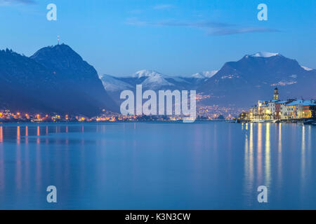 Ora blu in Brusino Arsizio e Lugano in distanza, il lago Ceresio, Canton Ticino, Svizzera. Foto Stock