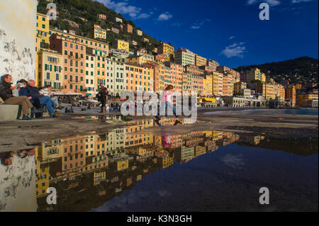 Case colorate riflettono nell'acqua sul lungomare. Camogli, Liguria, Italia Foto Stock