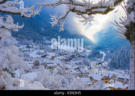La piccola città di Filisur con la neve in inverno. La Svizzera, Europa Foto Stock