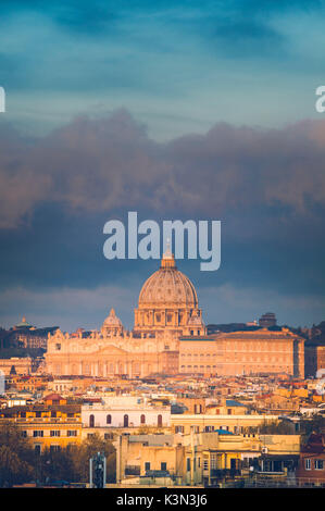 Roma, lazio, Italy. La Basilica di San Pietro e altre cupole. Foto Stock