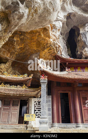 Ninh Binh, nel Vietnam del Nord. Bich Dong pagoda nelle vicinanze Nhac Ngu montagna. montagna. Foto Stock