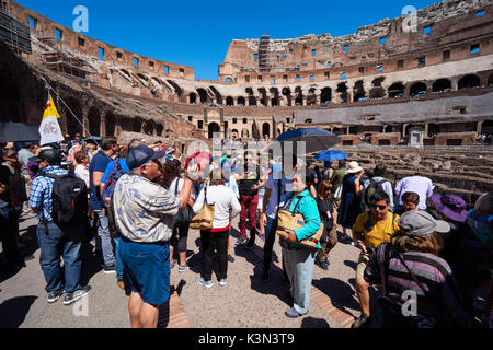 I turisti al Colosseo a Roma, Italia Foto Stock