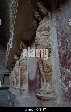 Telamoni in terracotta nelle Terme dei fori presso le rovine romane di Pompei, Italia Foto Stock