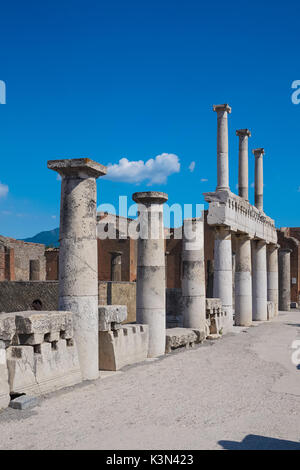 Resti del colonnato presso le rovine romane di Pompei, Italia Foto Stock