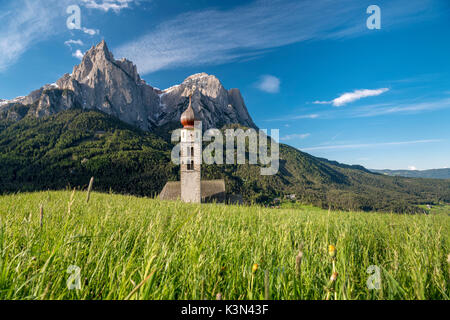 Castelrotto, Dolomiti, Alto Adige, Italia. La chiesa di San Valentino in Castelrotto. Sullo sfondo le rocce frastagliate dello Sciliar Foto Stock