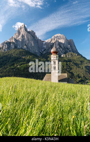 Castelrotto, Dolomiti, Alto Adige, Italia. La chiesa di San Valentino in Castelrotto. Sullo sfondo le rocce frastagliate dello Sciliar Foto Stock