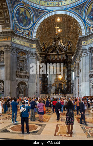 Turisti e pellegrini nella Basilica di San Pietro e la Città del Vaticano, Roma, Italia Foto Stock