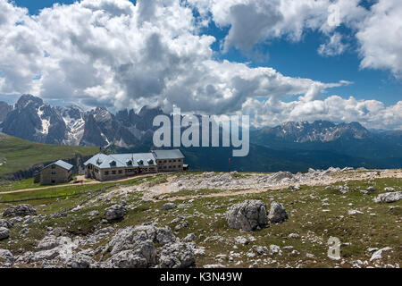 Lo Sciliar, Alpe di Siusi, Dolomiti, Alto Adige, Italia. Il rifugio Bolzano/Schlernhaus sullo Sciliar Foto Stock