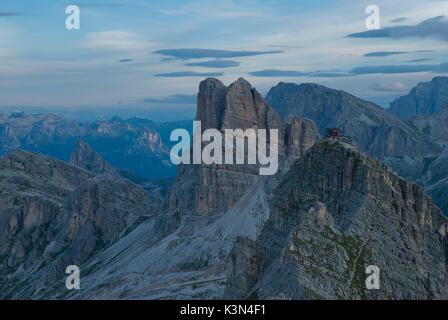 Ra Gusela, Dolomiti, Veneto, Italia. I picchi di Averau e Nuvolau con il rifugio nelle prime ore del mattino Foto Stock