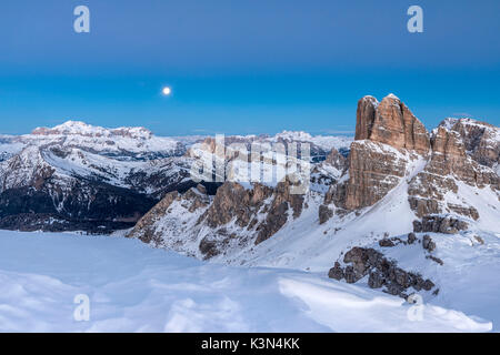 Nuvolau, Dolomiti, Veneto, Italia. Ora blu e la luna piena nelle Dolomiti con le cime del Monte Sella gruppo e l'Averau Foto Stock