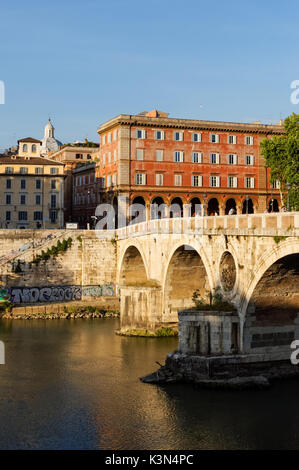 Ponte Sisto oltre il fiume Tevere a Roma, Italia Foto Stock