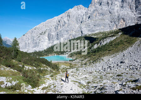 Il Sorapiss, Dolomiti, Veneto, Italia. Discesa verso il lago di Sorapiss Foto Stock