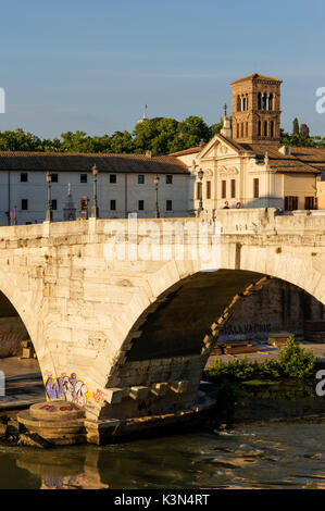 La gente che camminava sul Pons Cestio a Roma, Italia Foto Stock