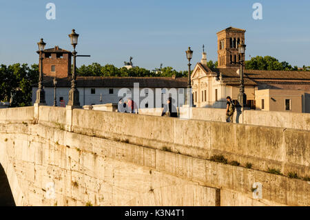 La gente che camminava sul Pons Cestio a Roma, Italia Foto Stock