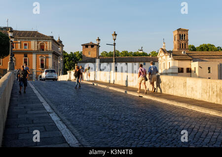 La gente che camminava sul Pons Cestio a Roma, Italia Foto Stock