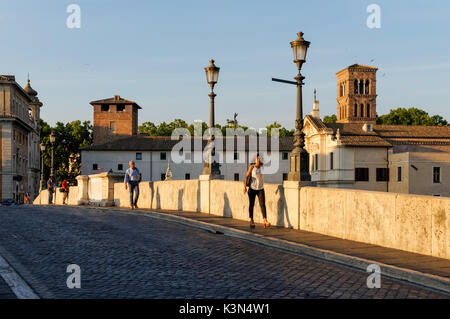 La gente che camminava sul Pons Cestio a Roma, Italia Foto Stock