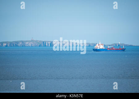 Vista della grande nave cisterna di container a Firth of Forth che naviga oltre la riserva naturale dell'isola di maggio, Scozia, Regno Unito Foto Stock