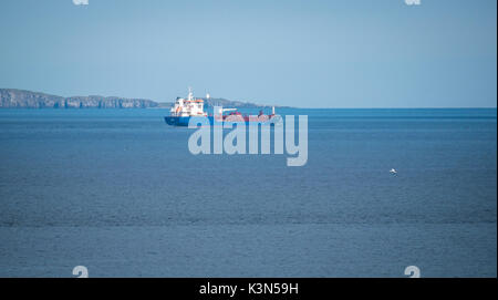 Vista della grande nave cisterna di container a Firth of Forth che naviga oltre la riserva naturale dell'isola di maggio, Scozia, Regno Unito Foto Stock