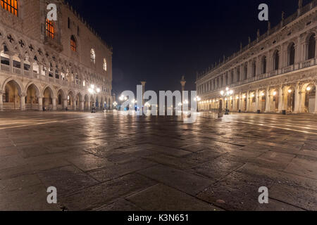 L'Europa, Italia, Veneto, Venezia. Vista notturna di Piazza San Marco con il Palazzo del Doge Foto Stock