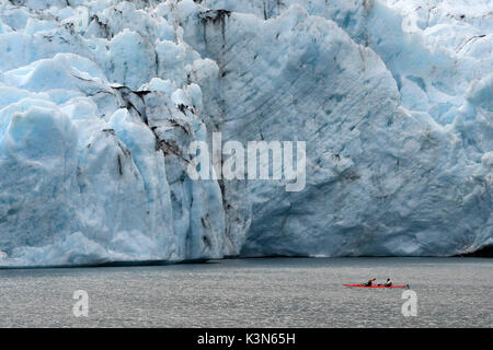 Rosso (canoa kayak) vicino al fronte del ghiacciaio Portage glacier, Alaska, STATI UNITI D'AMERICA Foto Stock