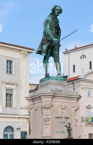 L'Europa, Slovenia, Istria. La statua di Giuseppe Tartini nella piazza centrale di Pirano Foto Stock