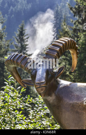 Europa Austria, Land Salisburgo, Krimml, Parco Nazionale degli Hohe Tauern, le cascate Krimml, ibex statua di fronte la cascata più grande Foto Stock