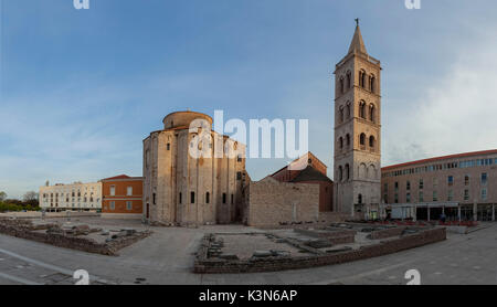 Chiesa di San Donat e manufatti storici al foro romano in Zara, Dalmazia, Croazia Foto Stock