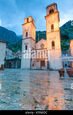 La piazza di fronte alla chiesa e la bella facciata esterna della Cattedrale di San Trifone al crepuscolo. Kotor, Montenegro Foto Stock