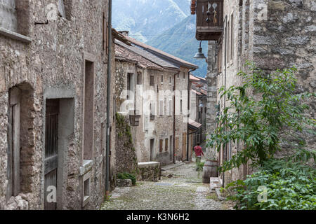 L'Europa, Italia, Friuli. Passeggiate nell'Erto vecchie strade di Pordenone Foto Stock