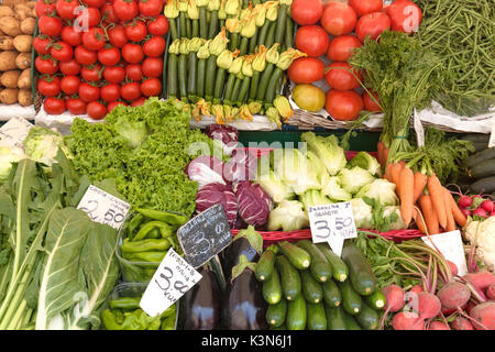 L'Europa, Italia, Veneto, Venezia. Mercato di frutta e verdura nel centro storico di Venezia Foto Stock