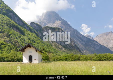 Chiesa alpina lungo la Val Cimoliana road, Cimolais, Pordenone, Friuli Venezia Giulia, Italia, Europa Foto Stock