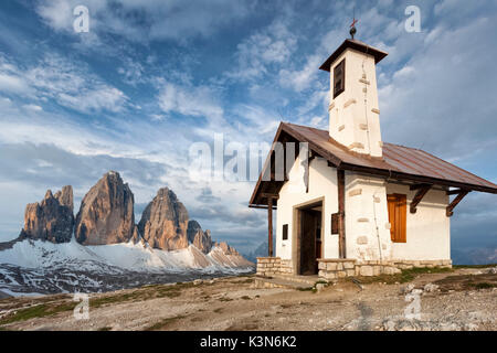 La chiesa alpina nei pressi del rifugio Locatelli. Sullo sfondo le Tre Cime di Lavaredo sotto un cielo blu. L'Europa, Italia, Alto Adige, Bolzano Dolomiti Foto Stock