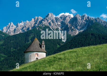 Dobbiaco, Dolomiti, Alto Adige, Italia. La Cappella di Lerschach. Sullo sfondo le cime del Monte Baranci/Croda dei Baranci Foto Stock