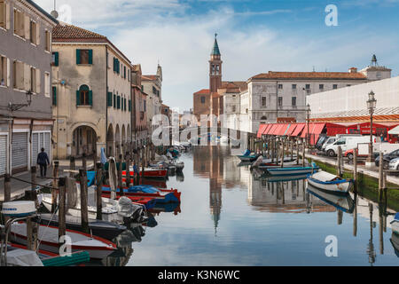 L'Europa, Italia, Veneto, Chioggia. Vista del Canal Vena nel centro storico della città Foto Stock