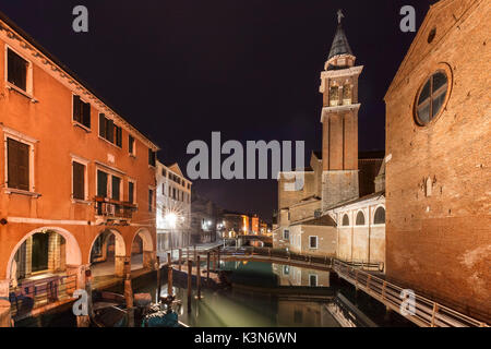 L'Europa, Italia, Veneto, Chioggia. Una vista del centro storico della città di notte Foto Stock