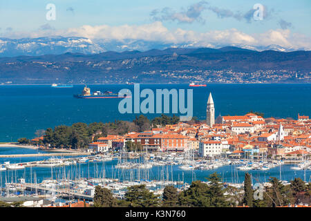 L'Europa, Slovenia, Istria. Vista panoramica verso la baia e marina di Izola, Litorale sloveno Foto Stock