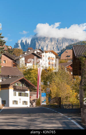 L'Europa, Italia, Alto Adige, Bolzano. Il villaggio di pneumatici con Torri del Vaiolet in background, Dolomiti Foto Stock