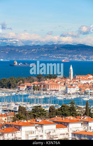 L'Europa, Slovenia, Istria. Vista panoramica verso la baia e marina di Izola, Litorale sloveno Foto Stock