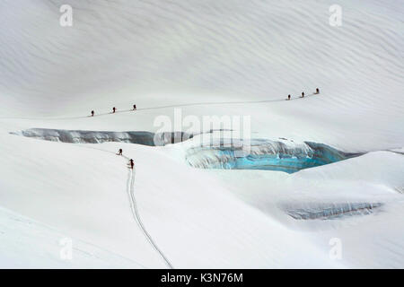 Gli alpinisti attorno crepacci sul Monte Rosa Valle d'Aosta, Itlay, Europa Foto Stock