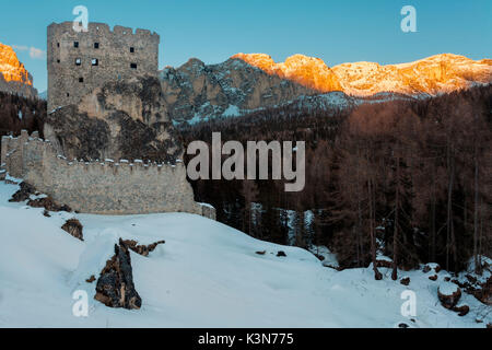 L' antico Castello di Andraz, costruita su uno sperone di roccia. La frazione di Castello, Livinallongo del Col di Lana, Dolomiti Foto Stock