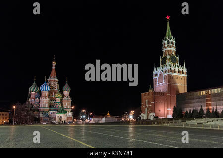 La Russia, Mosca, Piazza Rossa, il Cremlino, la Cattedrale di San Basilio e il Cremlino Spasskaya Tower Foto Stock
