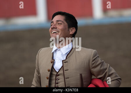 Giugno 18, 2017 Pujili, Ecuador: torero con un sorriso momenti dopo il sacrificio del toro Foto Stock