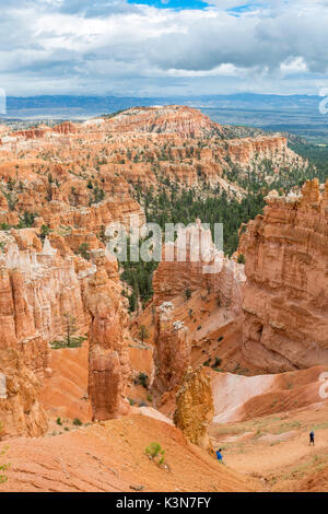 Gli escursionisti su Navajo Loop Trail. Parco Nazionale di Bryce Canyon, Garfield County, Utah, Stati Uniti d'America. Foto Stock